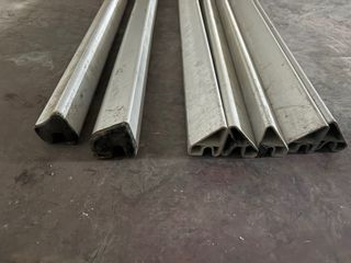 Chapas y perfiles metálicos para gomon inchable