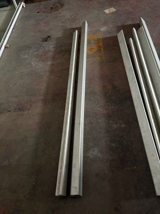 Chapas y perfiles metálicos para gomon inchable