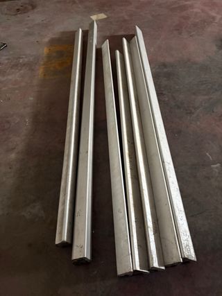 Chapas y perfiles metálicos para gomon inchable