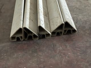 Chapas y perfiles metálicos para gomon inchable