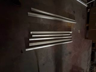 Chapas y perfiles metálicos para gomon inchable