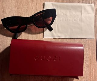 Gafas de sol Gucci negras y plateadas
