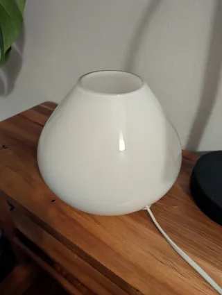 Lámpara de mesa blanca de cristal y madera