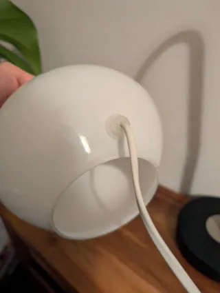 Lámpara de mesa blanca de cristal y madera