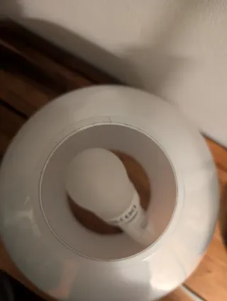 Lámpara de mesa blanca de cristal y madera