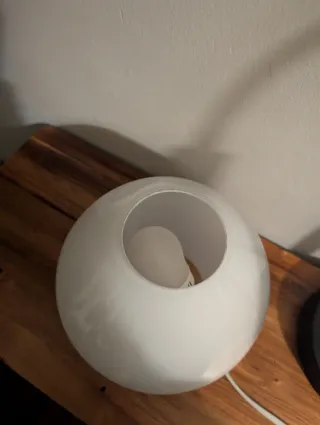 Lámpara de mesa blanca de cristal y madera