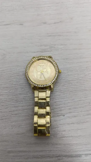 Reloj dorado con bisel de brillantes