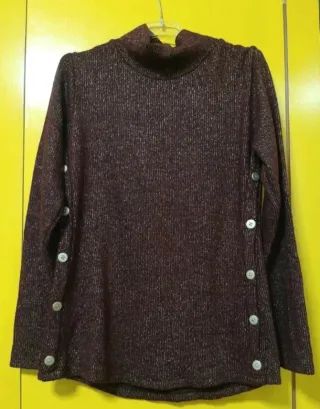 Jersey cuello alto con botones dorado y burdeos