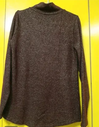 Jersey cuello alto con botones dorado y burdeos