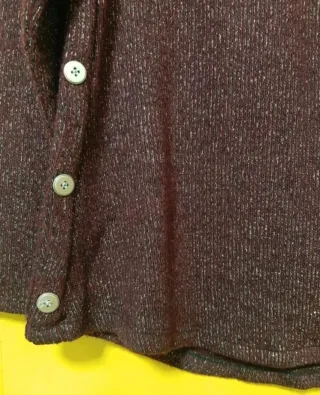 Jersey cuello alto con botones dorado y burdeos