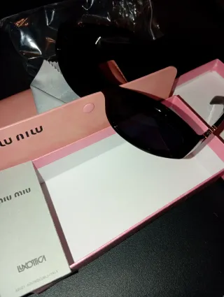 Gafas de sol Miu Miu negras