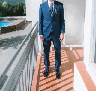 Traje de novio azul de atelier