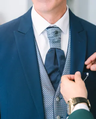 Traje de novio azul de atelier