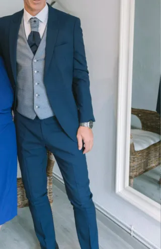 Traje de novio azul de atelier