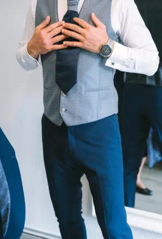 Traje de novio azul de atelier