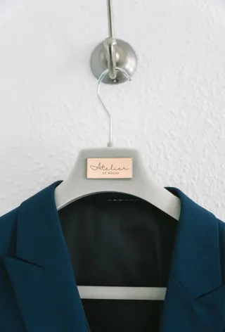 Traje de novio azul de atelier