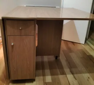 Mesa auxiliar plegable con dos hojas abatibles