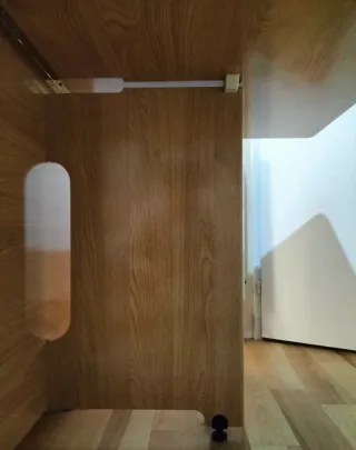 Mesa auxiliar plegable con dos hojas abatibles