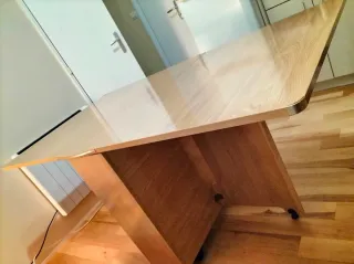 Mesa auxiliar plegable con dos hojas abatibles