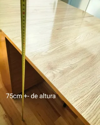 Mesa auxiliar plegable con dos hojas abatibles