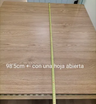 Mesa auxiliar plegable con dos hojas abatibles