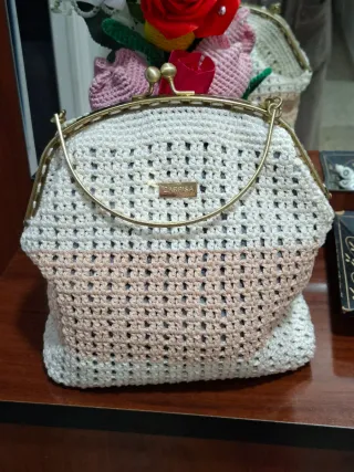 Bolso tejido a mano dorado