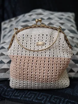 Bolso tejido a mano dorado