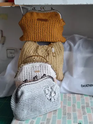 Bolso tejido a mano dorado