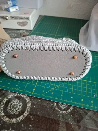 Bolso tejido a mano dorado