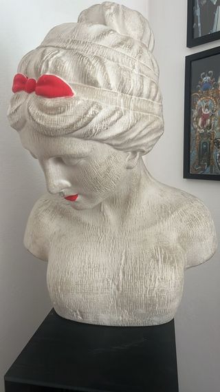 Busto decorativo donna con fiocco rosso