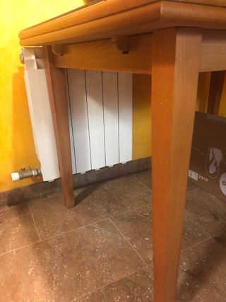 Mesa extensible madera y sobre de cristal.