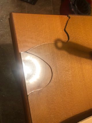 Mesa extensible madera y sobre de cristal.