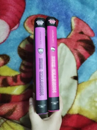 2 libros Monster High