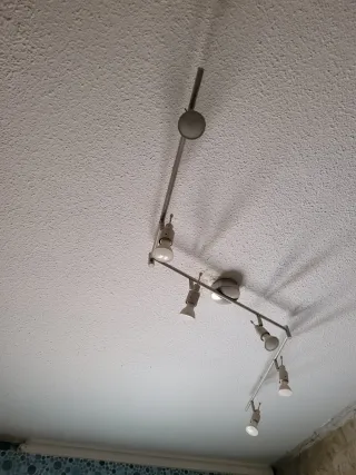 Lámpara de techo plateada.