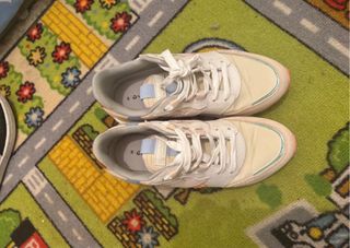 Zapatillas Victoria Beige y Dorado como nuevas.