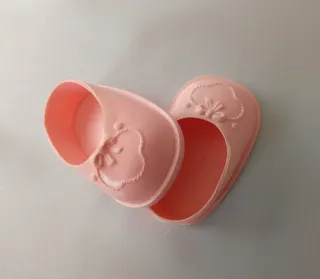 Zapatos antiguos enormes, quizá muñeca andadora