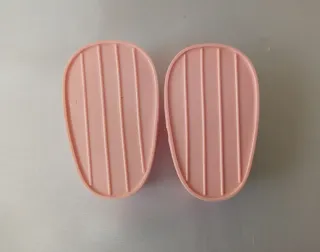 Zapatos antiguos enormes, quizá muñeca andadora