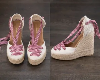 Cuñas de esparto con lazo rosa y blanco