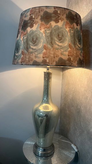 Lámpara de mesa decorativa grande