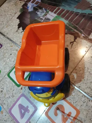 Camión de juguete naranja y azul