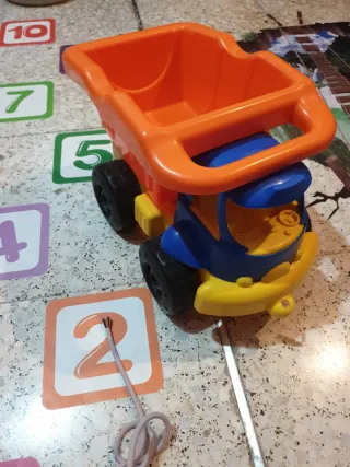 Camión de juguete naranja y azul