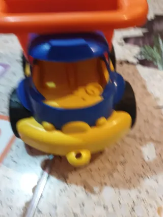 Camión de juguete naranja y azul