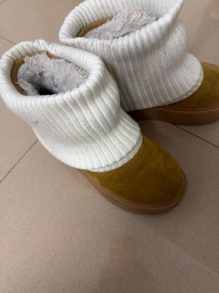 Botas marrones con calcetín blanco