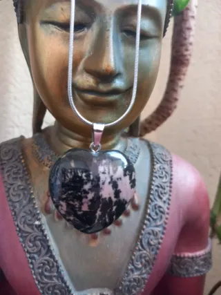 Colgante Corazón Negro y Rosa de piedra Rodonita