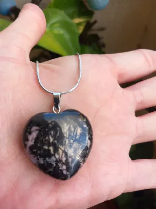 Colgante Corazón Negro y Rosa de piedra Rodonita