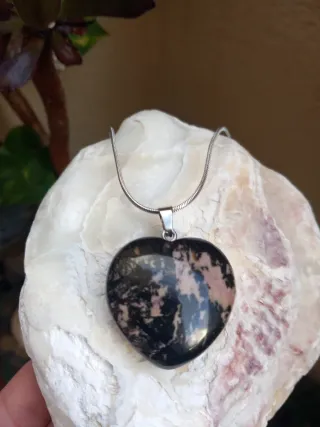 Colgante Corazón Negro y Rosa de piedra Rodonita