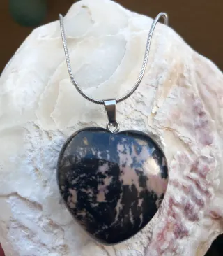 Colgante Corazón Negro y Rosa de piedra Rodonita