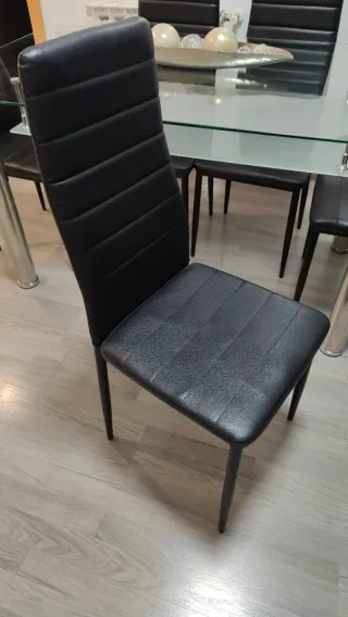 Mesa de cristal y 6 sillas negras