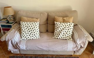 Sofá cama 2 plazas beige tostado tela.