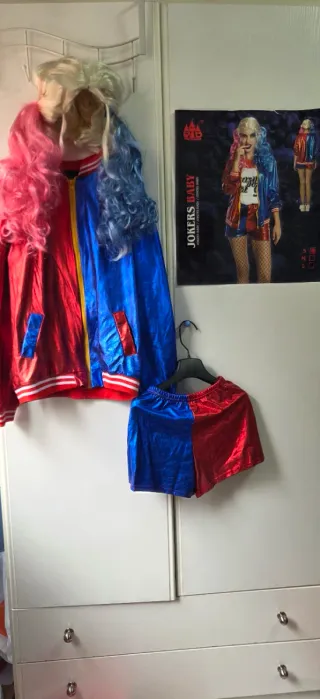 Disfraz Harley Quinn chaqueta, shorts y peluca.